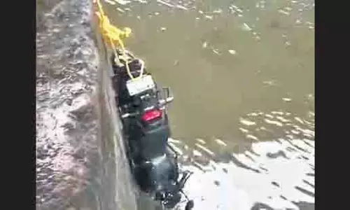 ध्रुवतारा जेट्टी पर बाइक नाले में गिरा, सवार की मौत, पीछे वाला बाल-बाल बचा