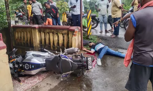 Jadugoda: बाइक रेलिंग से टकराई, एक की मौत