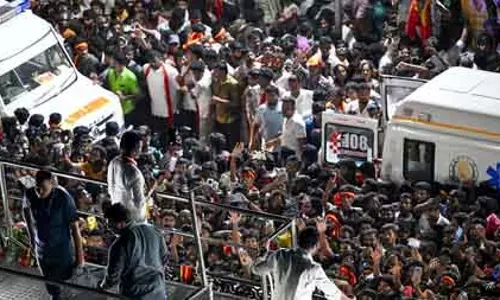 विजय रैली में भगदड़ के बाद टीवीके जिला सचिव पर मामला दर्ज विजय रैली में भगदड़ के बाद टीवीके जिला सचिव पर मामला दर्ज