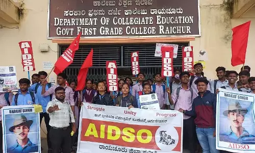 कक्षाएं संचालित किए बिना समय सारिणी जारी करना: स्नातक छात्रों ने कक्षाओं का बहिष्कार किया कक्षाएं संचालित किए बिना समय सारिणी जारी करना: स्नातक छात्रों ने कक्षाओं का बहिष्कार किया