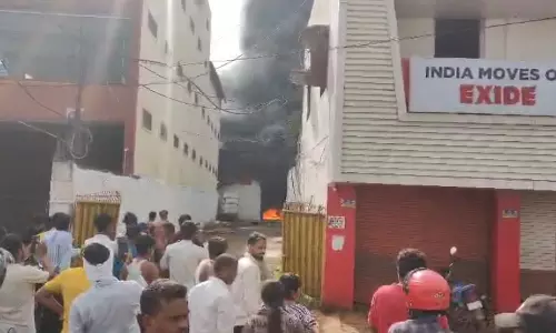बैटरी फैक्ट्री में लगी आग, खमतराई पुलिस स्पॉट पर बैटरी फैक्ट्री में लगी आग, खमतराई पुलिस स्पॉट पर