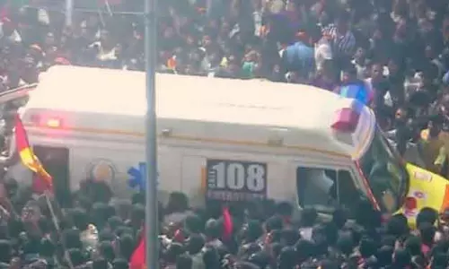विजय की करूर रैली में भगदड़ में कम से कम 29 लोगों की मौत विजय की करूर रैली में भगदड़ में कम से कम 29 लोगों की मौत