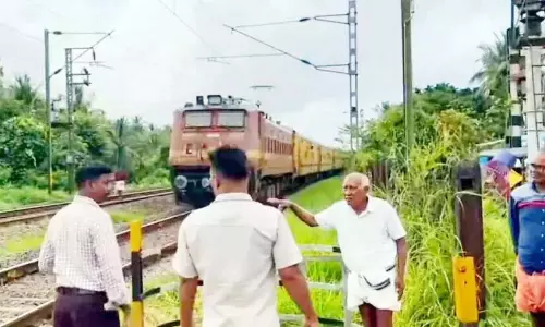 कोडुमुंडा में एक मालवाहक ऑटो रेलवे फाटक से टकराकर दुर्घटनाग्रस्त हो गया