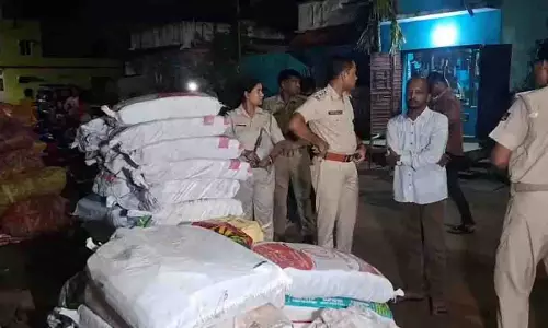 Odisha: गंजम में चावल गोदाम से अवैध पटाखे जब्त Odisha: गंजम में चावल गोदाम से अवैध पटाखे जब्त