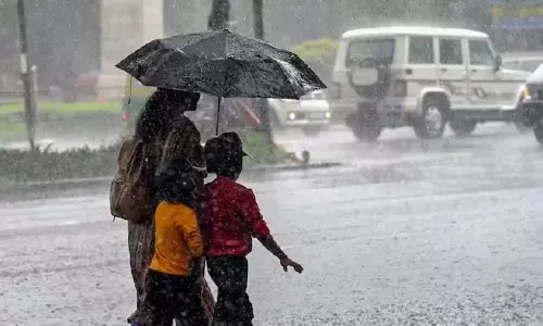 Mumbai में रेड अलर्ट: भारी बारिश के बीच एयरलाइंस ने सावधानी बरतने की सलाह दी Mumbai में रेड अलर्ट: भारी बारिश के बीच एयरलाइंस ने सावधानी बरतने की सलाह दी