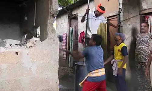 Odisha आबकारी विभाग ने भुवनेश्वर में अवैध देशी शराब इकाई पर बुलडोजर चलाया
