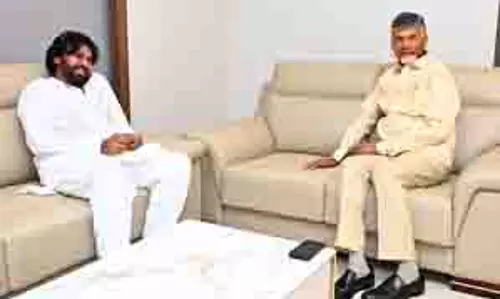 CM चंद्रबाबू नायडू ने हैदराबाद में बीमार पवन कल्याण से मुलाकात की CM चंद्रबाबू नायडू ने हैदराबाद में बीमार पवन कल्याण से मुलाकात की