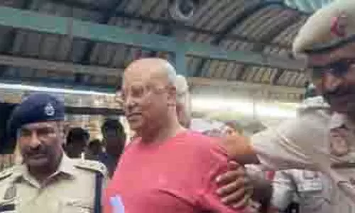 स्वामी चैतन्यानंद सरस्वती को दिल्ली की अदालत में पेश किया गया स्वामी चैतन्यानंद सरस्वती को दिल्ली की अदालत में पेश किया गया