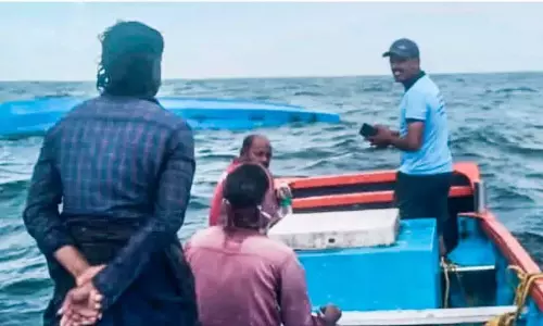 Kerala : मछली पकड़ने वाली नाव लहरों में पलट गई Kerala : मछली पकड़ने वाली नाव लहरों में पलट गई