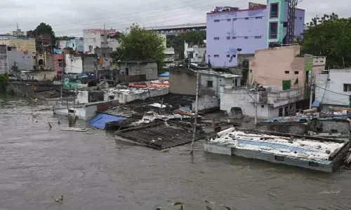 हैदराबाद में मूसी नदी के उफान पर होने से MGBS जलमग्न, सामान बह गया हैदराबाद में मूसी नदी के उफान पर होने से MGBS जलमग्न, सामान बह गया