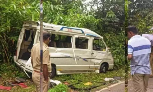 वाहन खराब होने के बाद खड़ा था और रात में बिजली गिरने से क्षतिग्रस्त हो गया