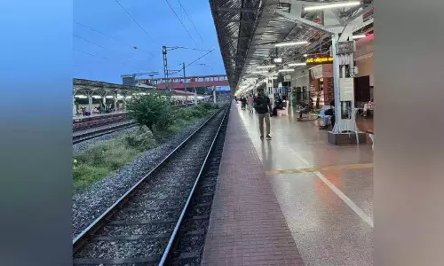 थालास्सेरी रेलवे स्टेशन; कई ट्रेनें बिना रुके चल रही थालास्सेरी रेलवे स्टेशन; कई ट्रेनें बिना रुके चल रही