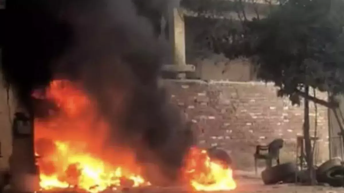 Bahadurgarh: दुकान में भीषण आग से भारी नुकसान, लाखों का सामान खाक Bahadurgarh: दुकान में भीषण आग से भारी नुकसान, लाखों का सामान खाक