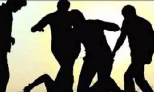 Karnal: सालवन गांव में कहासुनी से विवाद बढ़ा, युवक पर हमला Karnal: सालवन गांव में कहासुनी से विवाद बढ़ा, युवक पर हमला