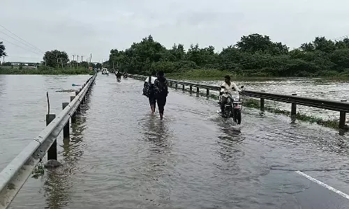 भीमा नदी में बाढ़: यादगिरी और कलबुर्गी के बीच एक बड़ी खाई पर बना पुल डूबा भीमा नदी में बाढ़: यादगिरी और कलबुर्गी के बीच एक बड़ी खाई पर बना पुल डूबा