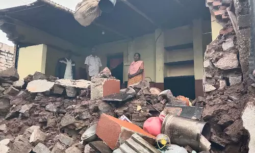 बारिश के कारण मकान गिरा: बच्चा घायल बारिश के कारण मकान गिरा: बच्चा घायल