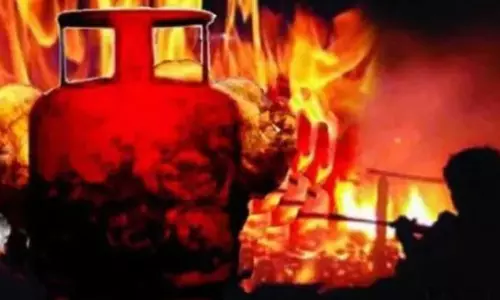 Panipat: बुआ के लिए चाय बनाते समय गैस सिलेंडर फटा, 3 घायल Panipat: बुआ के लिए चाय बनाते समय गैस सिलेंडर फटा, 3 घायल