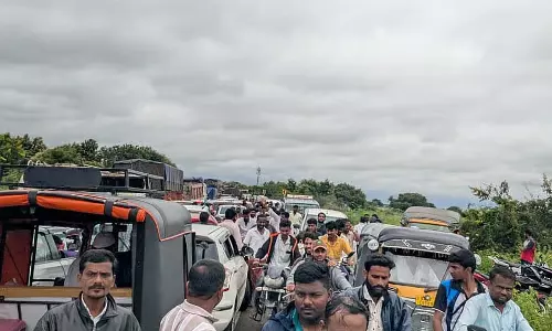 कट्टिसांगवी नया पुल बंद; राजमार्ग पर वाहनों की कतारें लगी