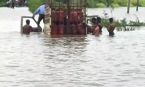 लगातार बारिश: संपर्क टूटा सभी ज़मीनें जलमग्न लगातार बारिश: संपर्क टूटा सभी ज़मीनें जलमग्न