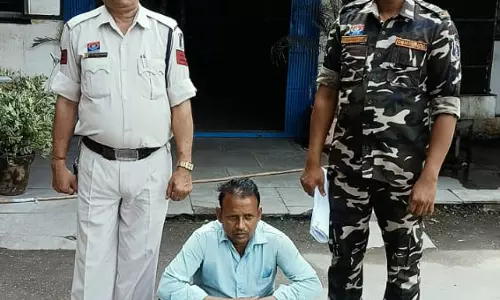 महिला समूह की सूचना पर पुलिस की छापेमारी, अवैध शराब बनाने वाला गिरफ्तार