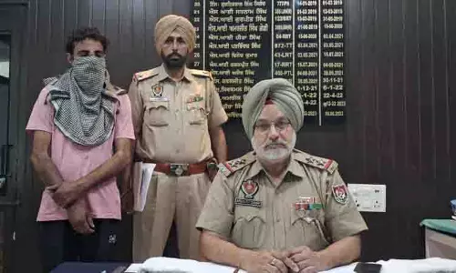 Ludhiana: पैरोल पर बाहर, 13 मामलों का सामना कर रहा व्यक्ति महिला की चेन छीनने के आरोप में गिरफ्तार Ludhiana: पैरोल पर बाहर, 13 मामलों का सामना कर रहा व्यक्ति महिला की चेन छीनने के आरोप में गिरफ्तार