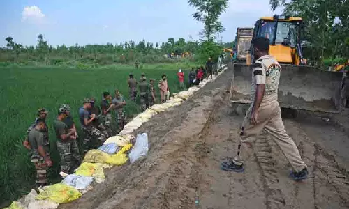 सेना के इंजीनियर Sasrali village में पानी घुसने से रोकने के काम में जुटे