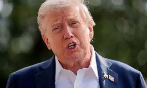 White House के अधिकारी ने बताया कि ट्रम्प सोमवार को शीर्ष कांग्रेसी नेताओं से मिलेंगे White House के अधिकारी ने बताया कि ट्रम्प सोमवार को शीर्ष कांग्रेसी नेताओं से मिलेंगे