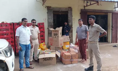 Odisha : कालाहांडी में 2 लाख से अधिक मूल्य के अवैध पटाखे जब्त