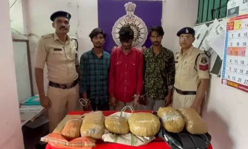 तेलघानी नाका ओवरब्रिज के नीचे तस्कर गिरफ्तार, गांजा बरामद