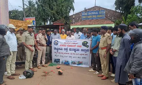 Soraba ; पुलिस ने हेलमेट पहनने के बारे में जागरूकता फैलाई Soraba ; पुलिस ने हेलमेट पहनने के बारे में जागरूकता फैलाई