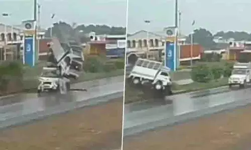 Pune: वखारी के पास भीषण हादसा, टेंपो की टक्कर में 1 की मौत Pune: वखारी के पास भीषण हादसा, टेंपो की टक्कर में 1 की मौत