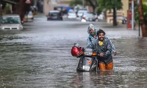 मुंबई में भारी बारिश; रातभर में 100 MM बारिश, दक्षिणी हिस्सा बाढ़ में डूबा मुंबई में भारी बारिश; रातभर में 100 MM बारिश, दक्षिणी हिस्सा बाढ़ में डूबा