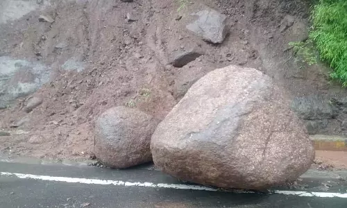 Nashik : इगतपुरी में भारी बारिश के कारण पुराने कसारा घाट पर भूस्खलन से यातायात बाधित Nashik : इगतपुरी में भारी बारिश के कारण पुराने कसारा घाट पर भूस्खलन से यातायात बाधित