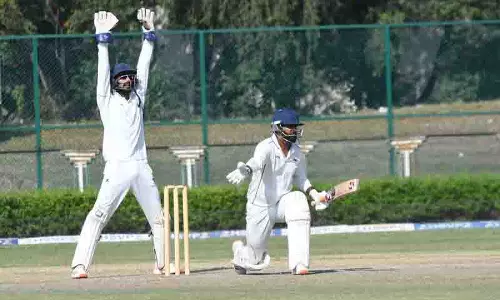 Chandigarh: रेलवे और मिनर्वा के बीच क्रिकेट खिताबी मुकाबला Chandigarh: रेलवे और मिनर्वा के बीच क्रिकेट खिताबी मुकाबला