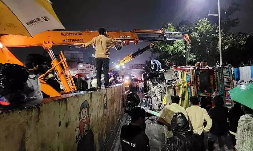 Pune: डांगे चौक पर हादसा, ट्रक गिरने से एक की मौत