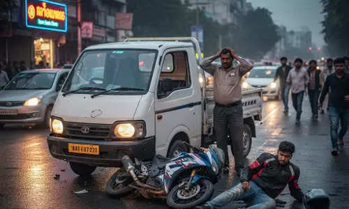 ओवरब्रिज पर हादसा, तेज रफ्तार टाटा एस ने बाइक सवार को मारी टक्कर ओवरब्रिज पर हादसा, तेज रफ्तार टाटा एस ने बाइक सवार को मारी टक्कर