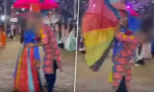 वडोदरा यूनाइटेड वे गरबा में NRI कपल ने सोशल मीडिया पर किया किस वडोदरा यूनाइटेड वे गरबा में NRI कपल ने सोशल मीडिया पर किया किस