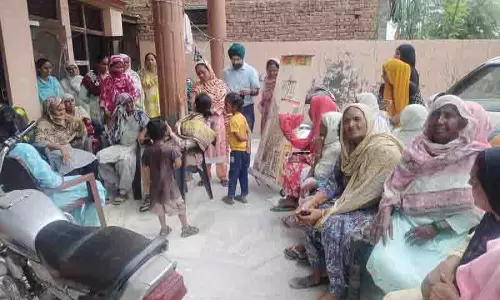 Amritsar: बाढ़ राहत, कलाकारों, लेखकों और कवियों के समूह ने दोज्जोवाल को गोद लिया Amritsar: बाढ़ राहत, कलाकारों, लेखकों और कवियों के समूह ने दोज्जोवाल को गोद लिया