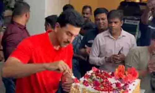 रणबीर कपूर ने अपना 43वां जन्मदिन बड़े केक काटकर मनाया रणबीर कपूर ने अपना 43वां जन्मदिन बड़े केक काटकर मनाया