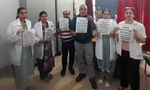 NHM कर्मचारियों ने वेतन जारी करने की मांग को लेकर प्रदर्शन किया NHM कर्मचारियों ने वेतन जारी करने की मांग को लेकर प्रदर्शन किया