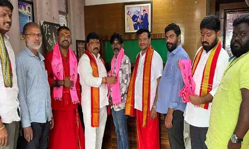 Warangal में भाजपा को झटका.. पूर्व विधायक नन्नापुनेनी की मौजूदगी में बीआरएस में शामिल