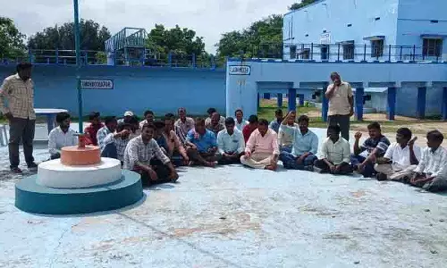 Telangana: वेतन न मिलने पर विरोध प्रदर्शन तेज Telangana: वेतन न मिलने पर विरोध प्रदर्शन तेज