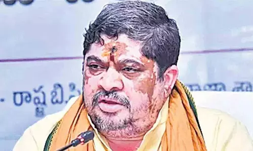 यातायात के अनुसार विशेष बसें उपलब्ध रखें.. मंत्री Ponnam ने अधिकारियों को दिए आदेश यातायात के अनुसार विशेष बसें उपलब्ध रखें.. मंत्री Ponnam ने अधिकारियों को दिए आदेश