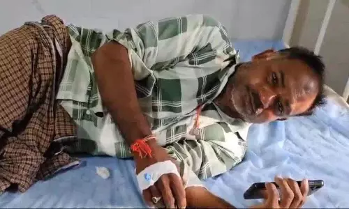 यूरिया के लिए कतार में खड़े किसान को सांप ने काटा यूरिया के लिए कतार में खड़े किसान को सांप ने काटा