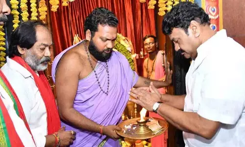 MLA तलसानी ने बंगारू मैसम्मा मंदिर में विशेष पूजा की