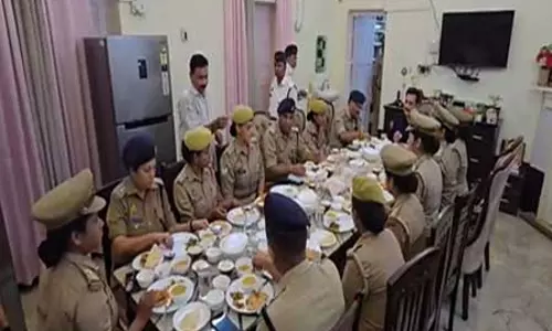 पुलिस कमिश्नर ने महिला सिपाहियों से संवाद कर उन्हें किया सम्मानित पुलिस कमिश्नर ने महिला सिपाहियों से संवाद कर उन्हें किया सम्मानित