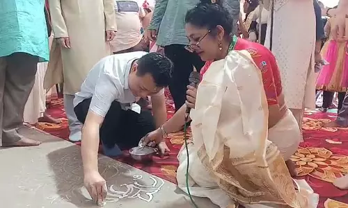 उप महावाणिज्य दूत ने पांडुआ के पूजा मंडप में अल्पना की