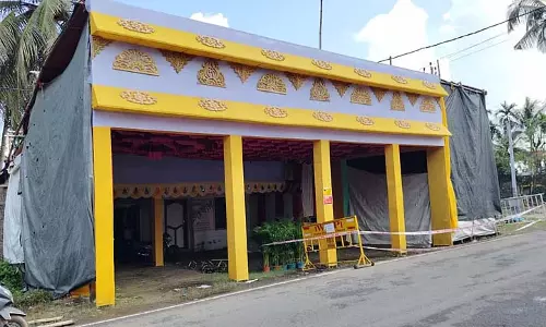 Club सदस्य की करंट लगने से मौत, संपादक भी झुलसे, षष्ठी पर पूजा समाप्त Club सदस्य की करंट लगने से मौत, संपादक भी झुलसे, षष्ठी पर पूजा समाप्त