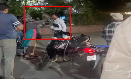 युवतियों ने मिर्ची पाउडर फेंककर युवक पर किया हमला, देखें VIDEO... युवतियों ने मिर्ची पाउडर फेंककर युवक पर किया हमला, देखें VIDEO...