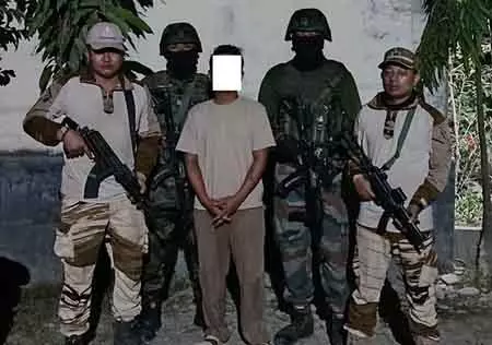 4 उग्रवादी गिरफ्तार, हथियार और गोला-बारूद का जखीरा बरामद 4 उग्रवादी गिरफ्तार, हथियार और गोला-बारूद का जखीरा बरामद